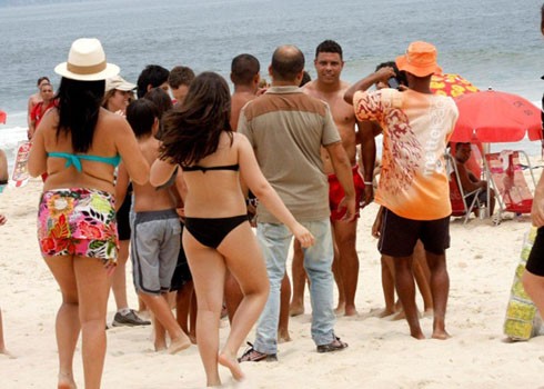 Mới đây, huyền thoại người Brazil đã bất ngờ xuất hiện tại bãi biển Leblon, Rio de Janeiro cùng một vài người bạn...